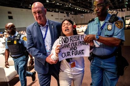 Personal de seguridad escoltó a la activista climática Licypriya Kangujam este mes después de que ella interrumpiera una conferencia en Dubai.