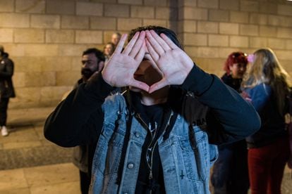 Una mujer tomó con sus manos la forma del triángulo feminista durante una concentración contra la petición de libertad de Dani Alves en Barcelona.
